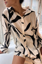 Load image into Gallery viewer, COTTON SHIRT - CREAM FLOWER
